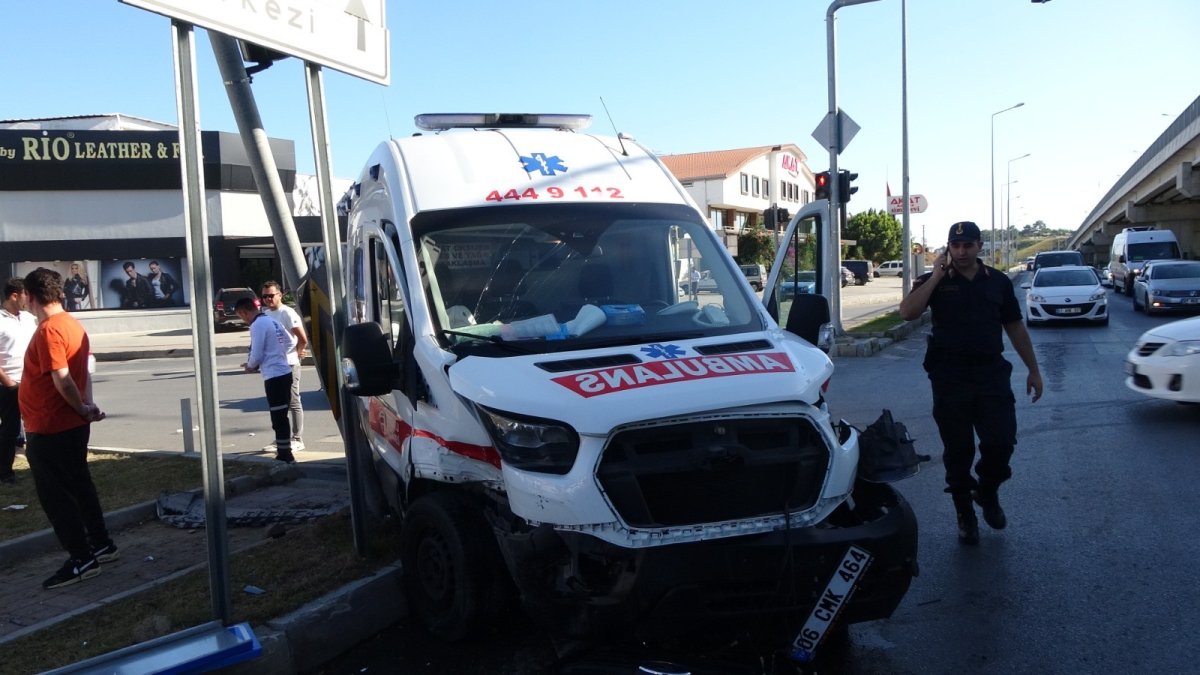 Antalya'da hasta almaya giden ambulans otomobille çarpıştı