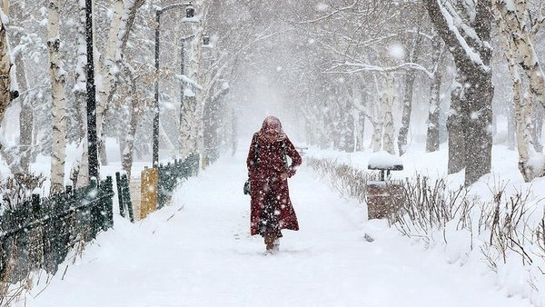 Hafta sonu Balkanlar’dan gelen soğuk hava dalgasıyla beraber tüm yurtta hava sıcaklıklarında düşüş görülüyor. İstanbul’a ne zaman kar yağacak? Hafta sonu tüm yurdu etkisine alan soğuk hava sonunda kar gelecek mi ?