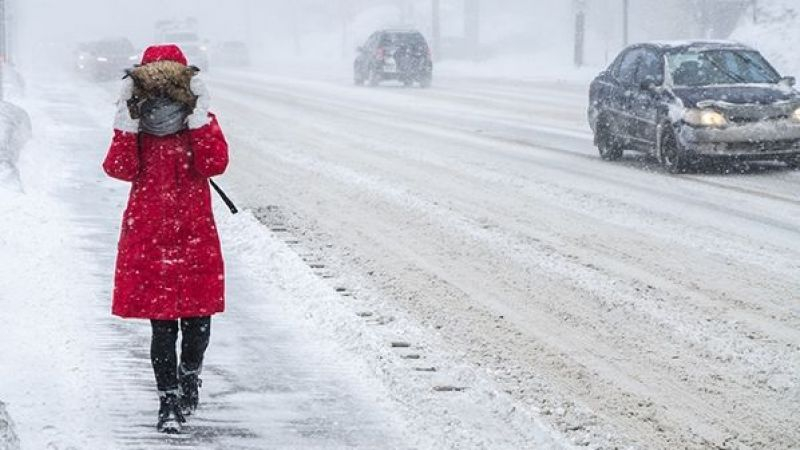  Meterolojiden kritik bir uyarı geldi. Pazar gününden itibaren Trakya üzerinde soğuk hava dalgası geliyor. Ülkemiz genelinde kar yağışı ne zaman başlayacak? İstanbulda kar yağışı ne zaman olacak ? Bu soruyu Kamudanhaber.net sitesi olarak Meteroloji uzmanlarına sorduk…Uzmanlardan kar yağışı ile ilgili dikkat çeken uyarı geldi ve o tarihi işaret etti.