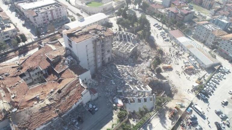 Hatay'da yıkılan hastane ek binasında umutlu bekleyiş
