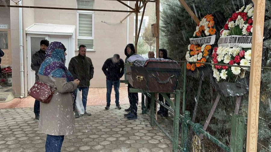 17 Yaşındaki Kader, Hemşire Önlüğü Örtülen Tabutunda Son Yolculuğuna Uğurlandı