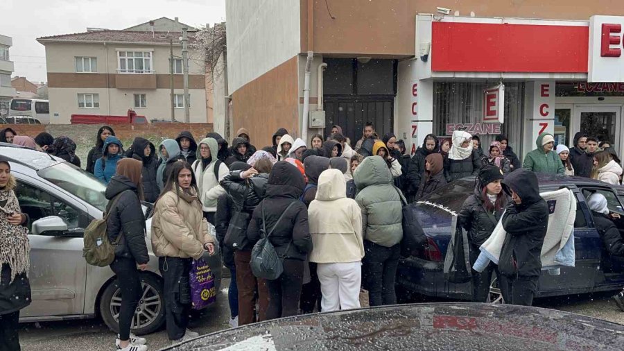 17 Yaşındaki Kader, Hemşire Önlüğü Örtülen Tabutunda Son Yolculuğuna Uğurlandı