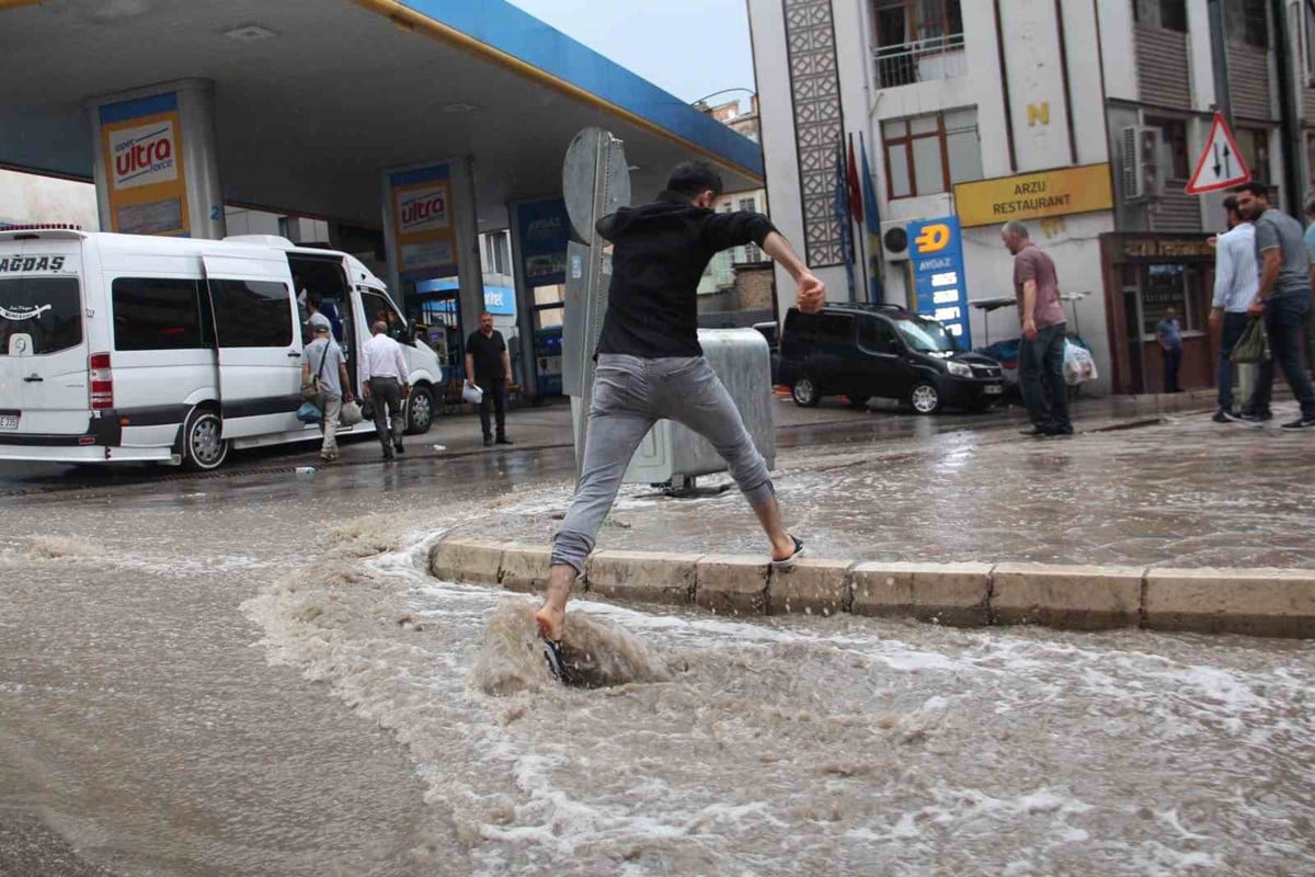 Nisan ayına aldanmayın: Kış geri geliyor! Meteoroloji'den bu illere son dakika uyarısı: Zorunlu olmadıkça dışarı çıkmayın!