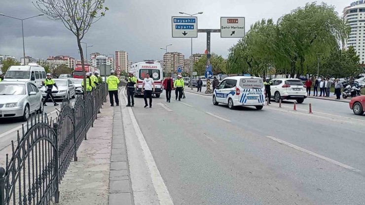 Otomobilin çarptığı kadına ilk müdahaleyi yoldan geçen doktor yaptı