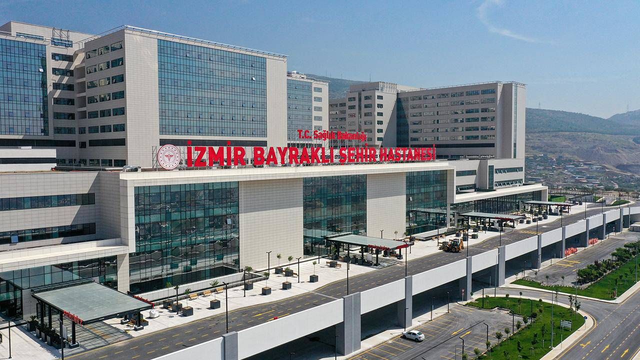 İzmir Şehir Hastanesi’nde skandal akşam yemeği menüsü.  Korona salgınında canı pahasına çalışan sağlıkçılara bunu mu reva gördünüz?