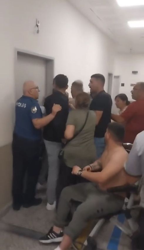 Doktora akıl almaz saldırı kamerada: Tekerlekli sandalyeden fırlayıp saldırdı - Resim: 4