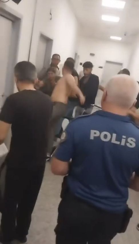 Doktora akıl almaz saldırı kamerada: Tekerlekli sandalyeden fırlayıp saldırdı - Resim: 2