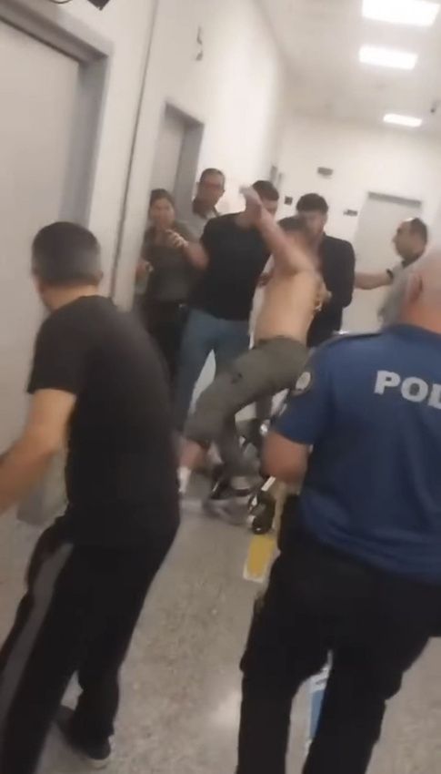 Doktora akıl almaz saldırı kamerada: Tekerlekli sandalyeden fırlayıp saldırdı - Resim: 3