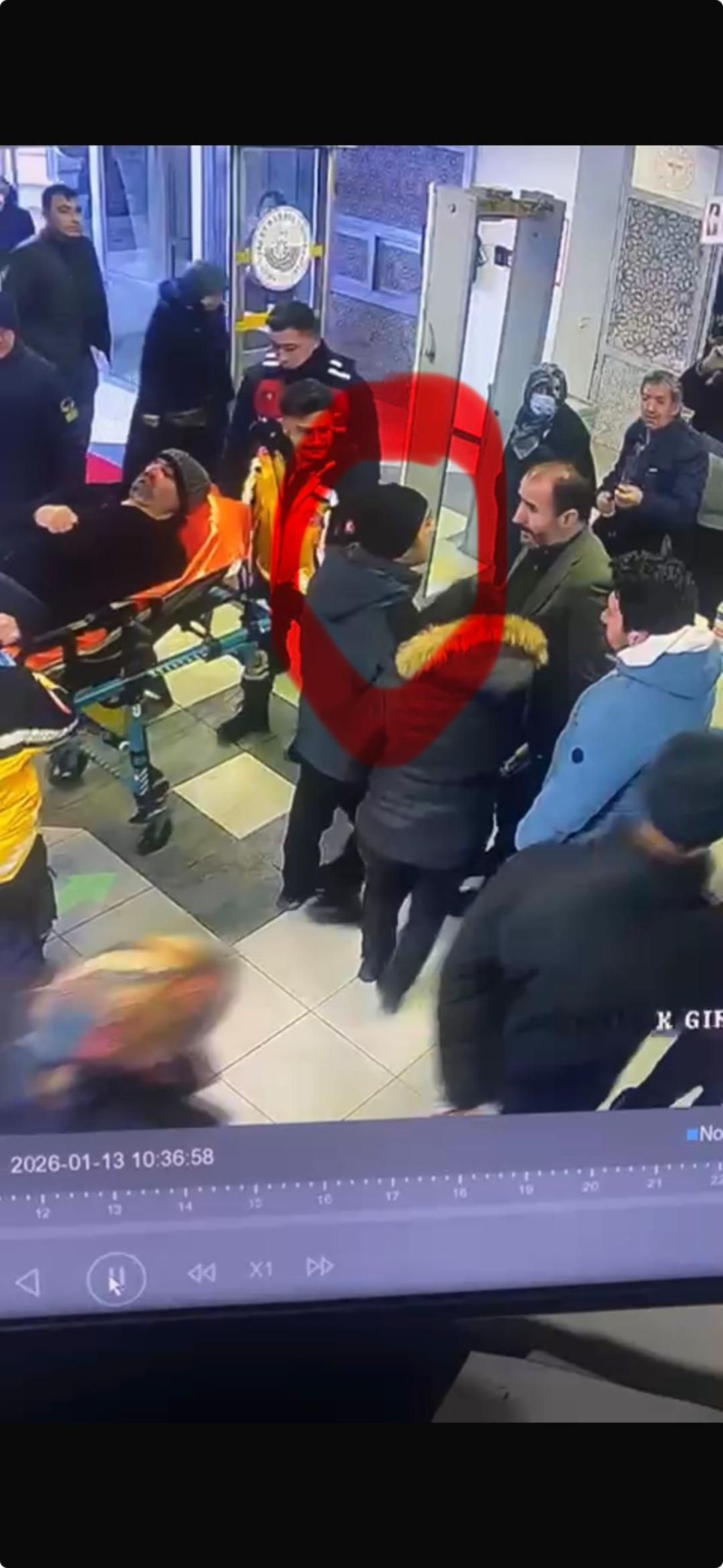 Hastanede skandal görüntüler! Biri sendika başkanı, diğeri müdür yardımcısı... Eline vurup, boğazını sıktı 1