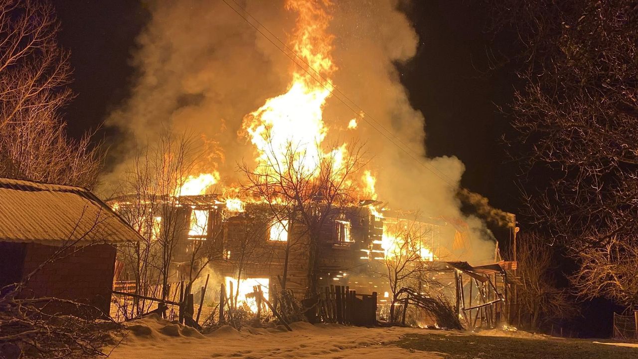 KARABÜK’TE İKİ KATLI AHŞAP EV KÜLE DÖNDÜ